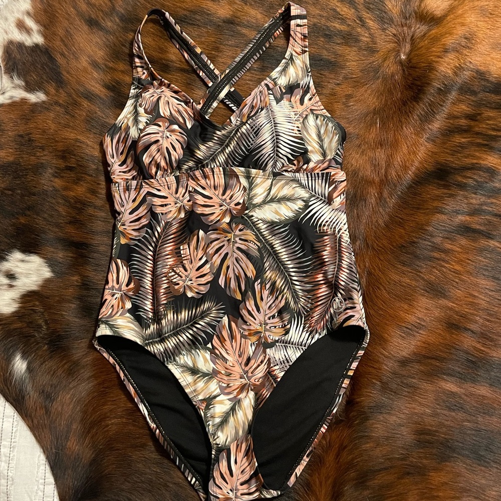 Hurley Medium Suit and Rash Guard NWOT